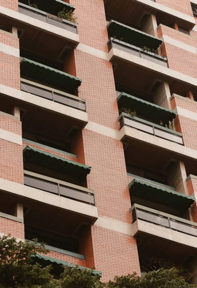 edificio de comunidad de vecinos Imagen de un edificio de ladrillos con balcones